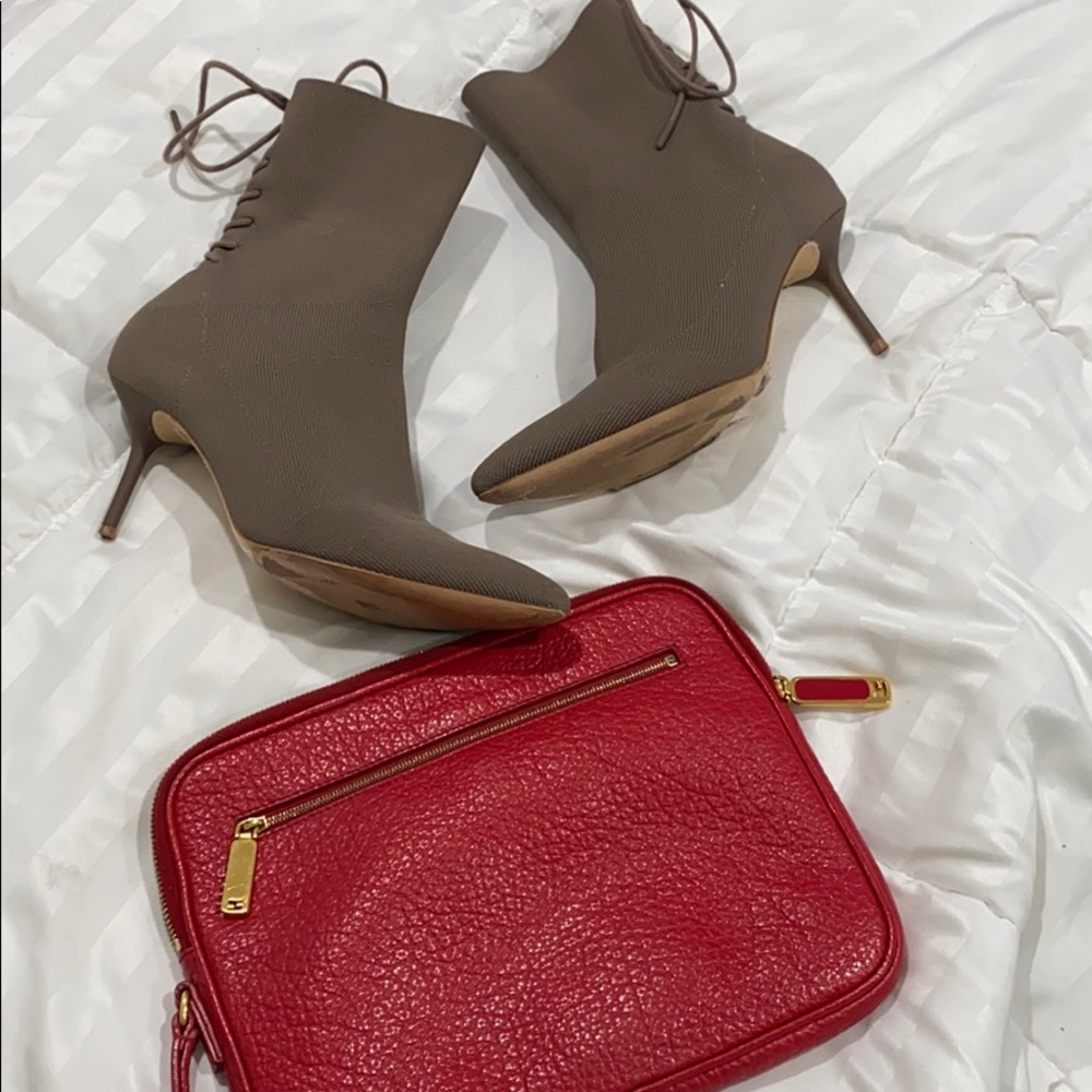 Short heel sock booties